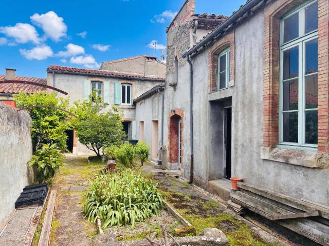 Maison au pied de la Cité de Carcassonne – Bien rare