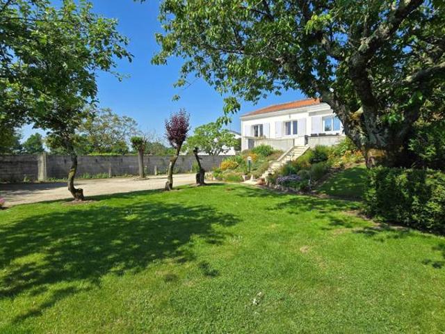 Maison au prix attractif sur un grand terrain à Landeronde