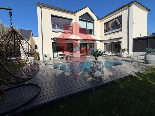 Maison contemporaine BBC 212 m2 avec salle de sport et salon TV à Chavenay