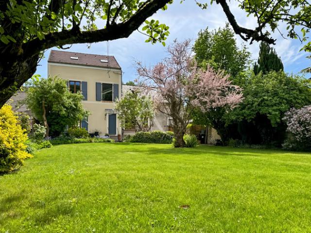 MAISON AVEC 5 CHAMBRES, GRAND JARDIN ET GARAGE