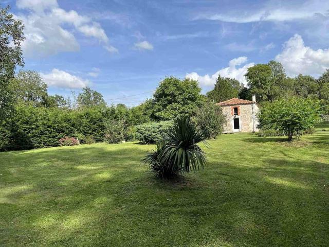 Maison Avec 5Ha 110m² Confolens