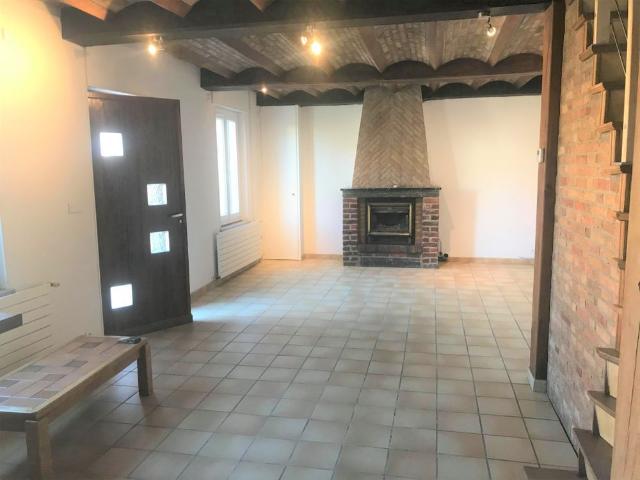 MAISON AVEC 2 CHAMBRES ET COUR + JARDINET