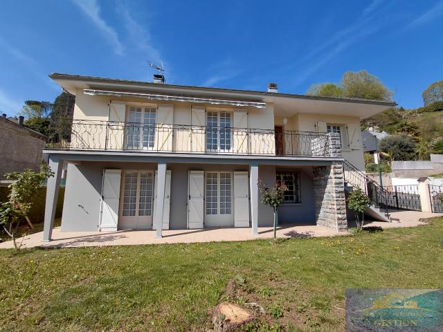 Maison avec 3 appartements et terrain de 451 m2