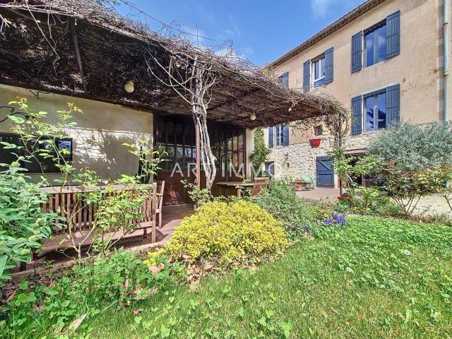 Maison Avec 3 Habitations Independantes A Robion 224m² Robion