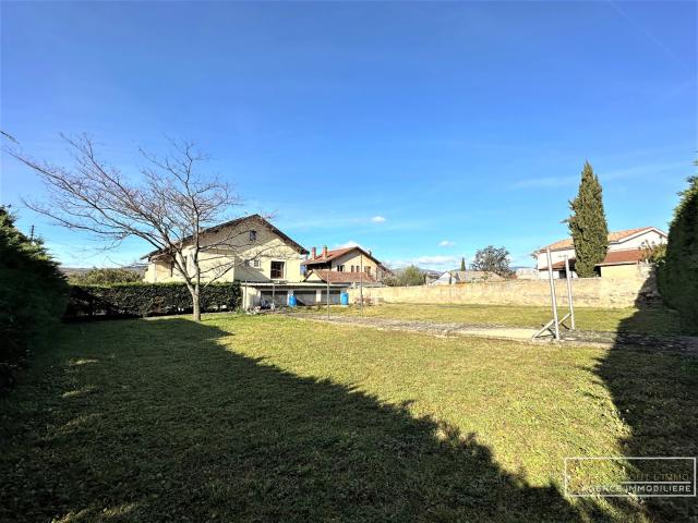 Maison avec 3 logements et terrain divisible et constructible de 411 m2