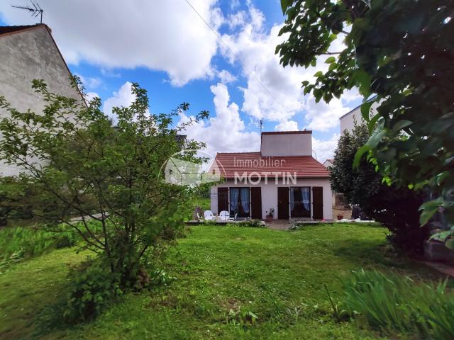 Maison avec terrain de 610 m2 proche TRAM T9
