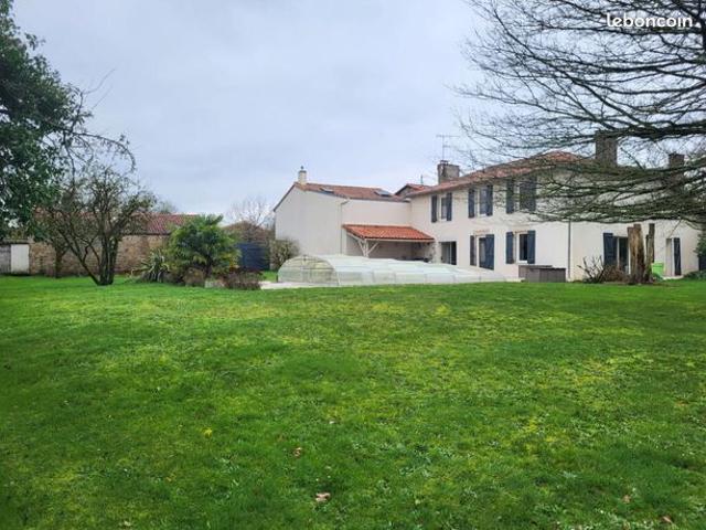 Maison avec terrain et piscine et abri camping car à Parthenay