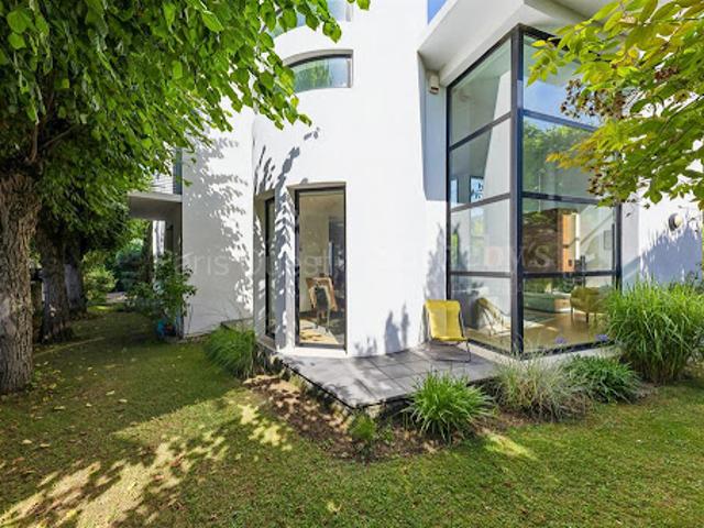 Maison contemporaine avec jardin et terrasse