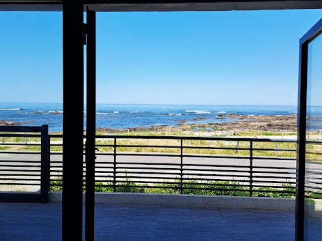 Maison contemporaine en bord de mer avec jardin