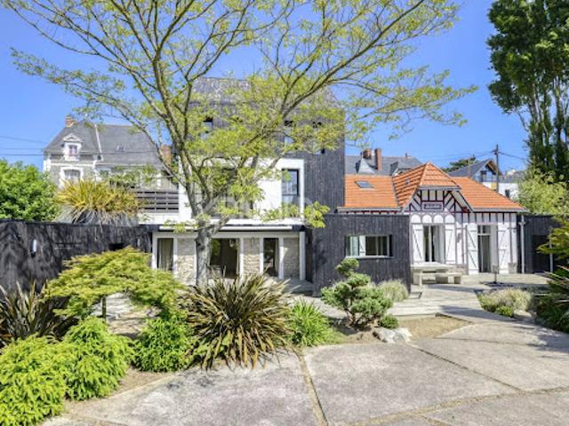 Maison contemporaine avec jardin et terrasse