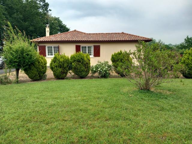 Maison avec terrasse couverte et 3 garages sur 3653m2 de ter. 84m² Urcuit