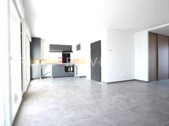 Maison avec terrasse et garage