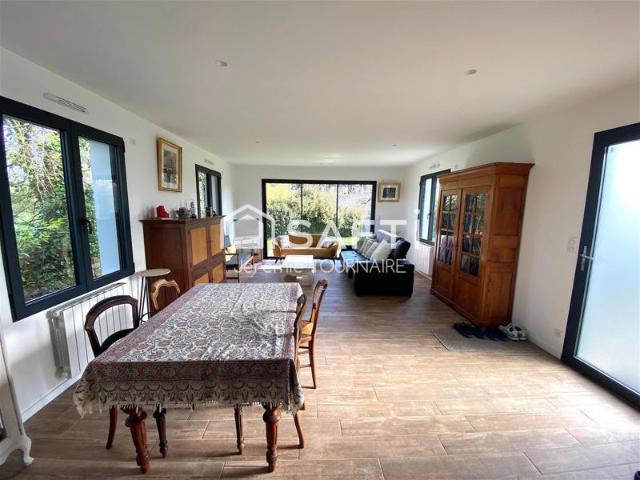 Maison avec un grand jardin, piscine et garage