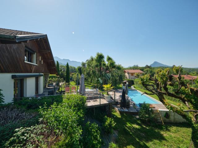 Maison avec vaste terrain et piscine