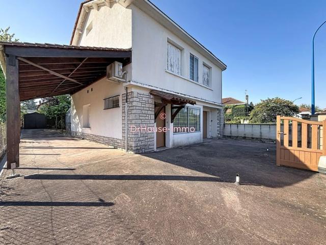 Maison avec veranda, terrain arboré, carport et garage