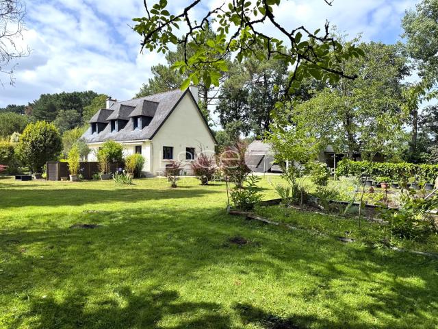 Maison avec vie de plain pied sur un magnifique parc paysagé