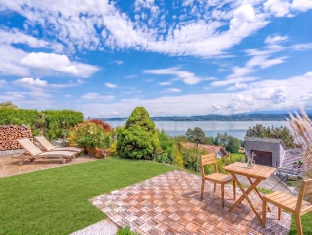 Maison avec vue sur le lac de Morat et la possibilité de construire appartement ou maison en plus de l' existant