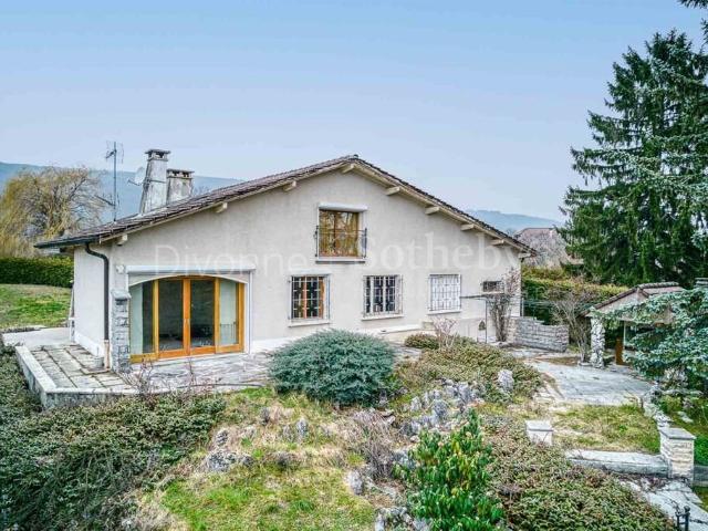 Maison avec vue sur les Alpes au cœur de Grilly