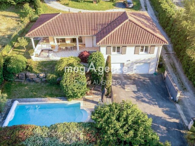 Maison avec vue, piscine chauffée, garage double et terrain de 700m2