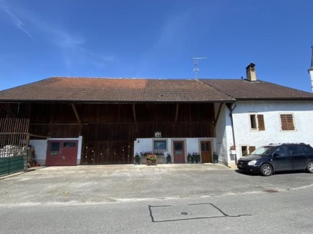 Maison avec corps de ferme agrémentée d'une parcelle de 2'116 m2