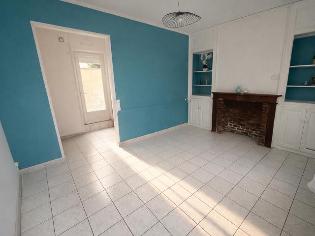 MAISON AVEC COUR ET UN ACCES PAR L'ARRIERE DE LA PARCELLE