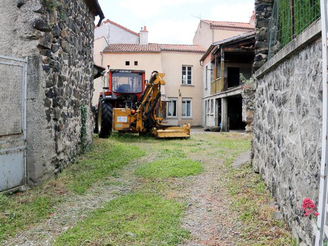 Maison avec cour, grange et remise