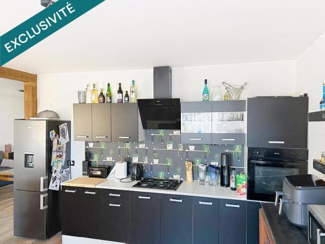 Maison avec cuisine équipée, salon et salle a manger,chauffage au Bois et fuel