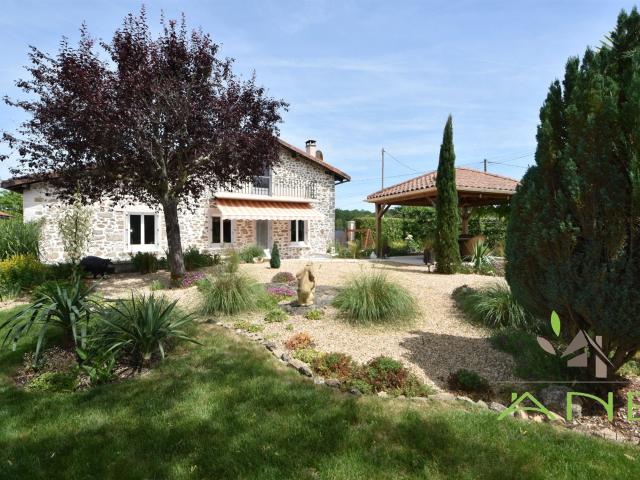 ? Maison avec dépendance dans un hameau paisible Idéal f 191m² Busserolles