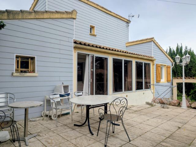 Maison avec dépendance et piscine intérieure