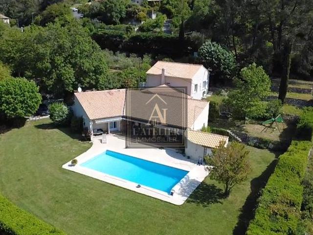 Maison avec dépendance, garages, atelier, piscine sur une pa