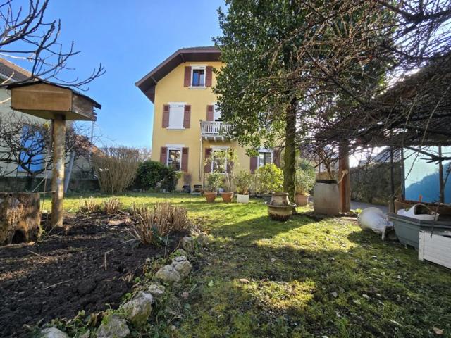 Maison avec dépendance individuel et jardin arboré