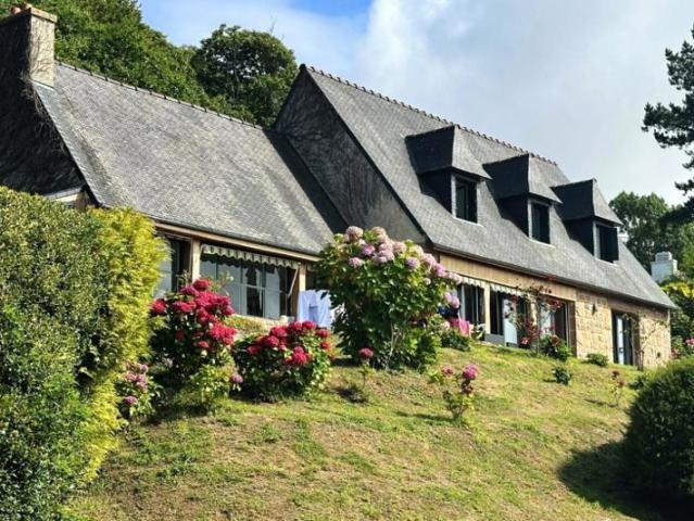 Maison avec dépendance, vue mer et plage à pied à Plougrescant