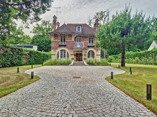 Maison avec dépendances, 12 Pièces 250 m² habitables, parc d. 248m² Lamorlaye