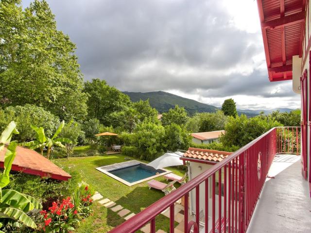 Maison avec dépendances vue sur montagne la Rhune 185m² Ascain