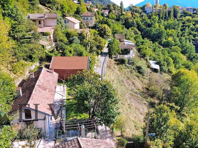 Maison avec dépendances et terrain à Clans !