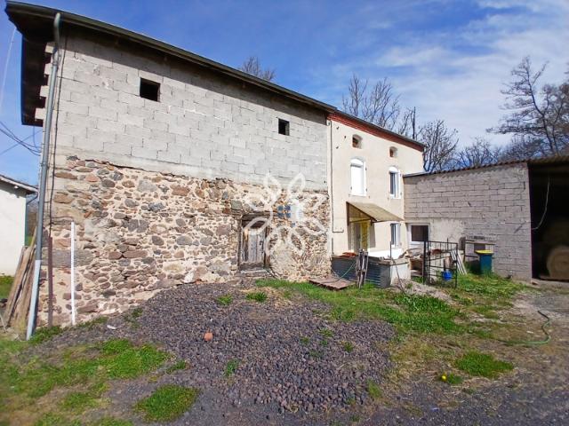 Maison avec dépendances et terrain à Javaugues