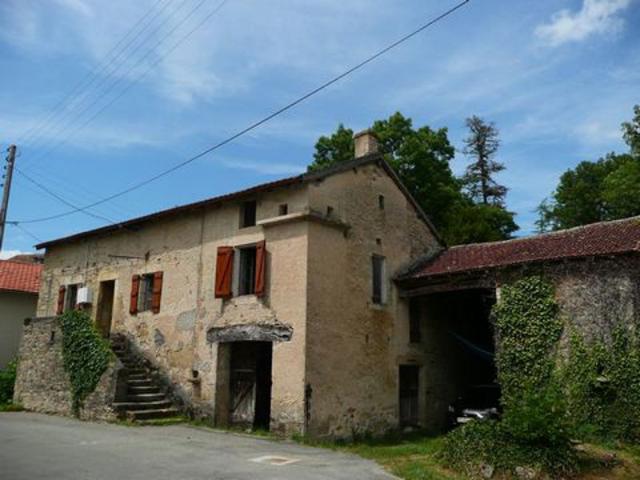 Maison avec dépendances et terrain à retaper 4km