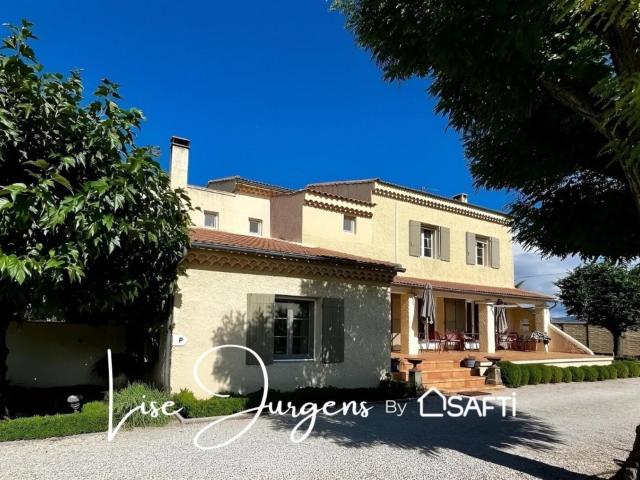 Maison avec dépendances et piscine 295 m2