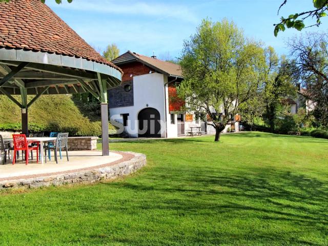 Maison avec deux appartements, salle polyvalente et plus d'u. 181m² Saint Claude
