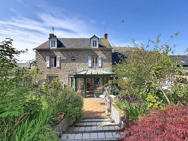 MAISON AVEC DEUX DEPENDANCES A CANCALE PROCHE CENTRE, COMMERCES, PORT