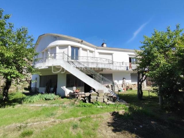 ? Maison avec deux habitations – beaux volumes, terrain et dépendances