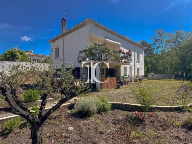 Maison avec deux logements indépendants sur 1 030 m² de terrain