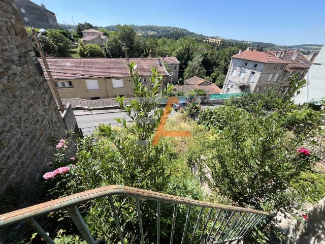 Maison avec extérieur à rénover entièrement