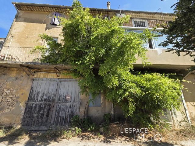 Maison avec extérieur, garage, terrain constructible et fort potentiel à deux pas du centre ville d'Apt