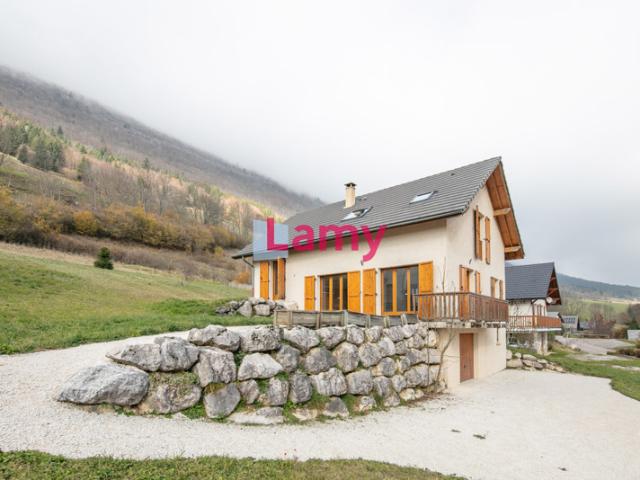 Maison avec garage et grand terrain