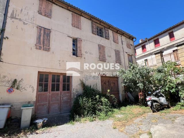 Maison avec garage et extérieur