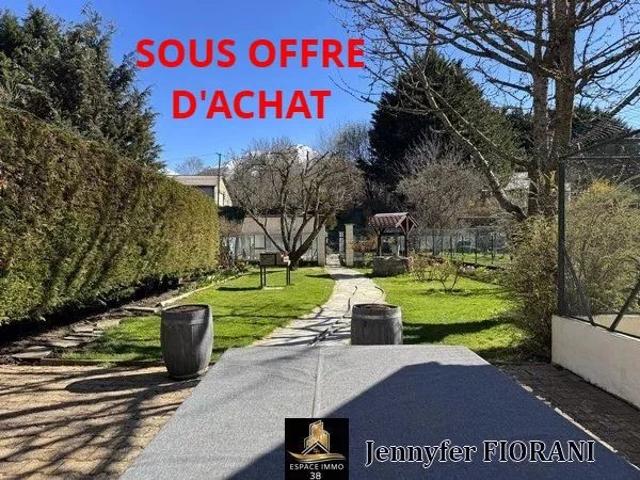 Maison avec garage et jardin attenant