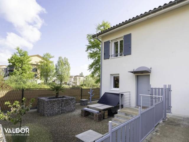 Maison avec garage et jardin
