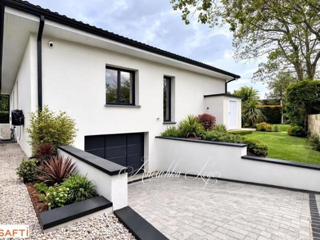 Maison avec garage et piscine au calme