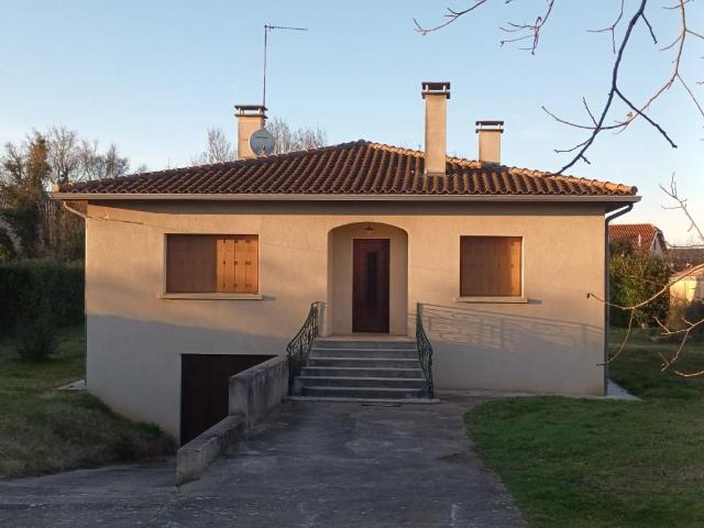Maison avec garage et terrain